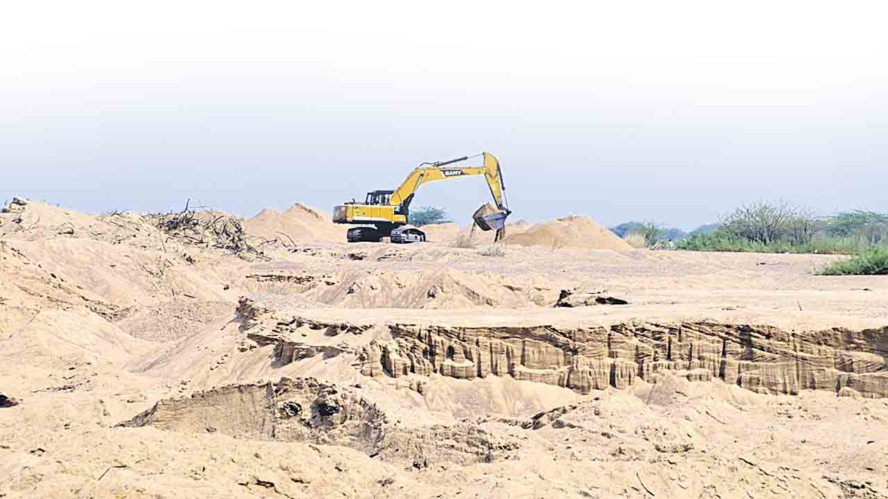 మంజీరను తోడేస్తున్నారు..