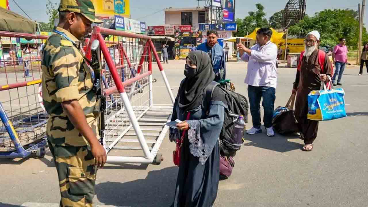 Pak Nationals | దేశాన్ని వీడిన 786 మంది పాక్‌ పౌరులు.. అట్నుంచి 1,376 మంది రాక