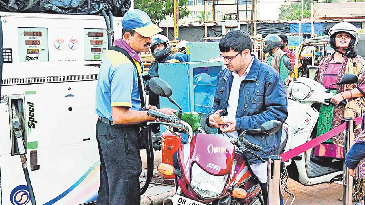 Fuel Prices | పెట్రో ధరలు తగ్గవా?.. అంతర్జాతీయంగా భారీగా పతనమైనా సామాన్యుడిపై కనికరం చూపని కేంద్రం!