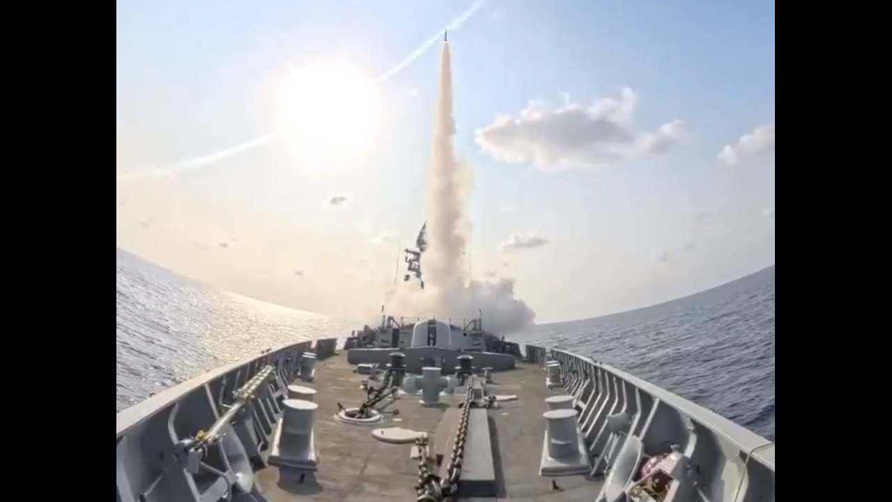 Indian Navy | స్వదేశీ గైడెడ్ మిస్సైల్ డిస్ట్రాయర్ ఐఎన్‌ఎస్‌ సూరత్‌ను పరీక్షించిన INS సూరత్ ను