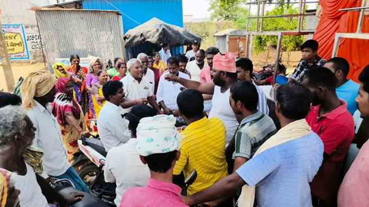 Indiramma Houses | ఇందిరమ్మ ఇండ్లు మా ఇష్టం ఉన్న వారికి ఇస్తాం..కాంగ్రెస్‌ నాయకుల వైఖరిపై గ్రామస్థుల మండిపాటు