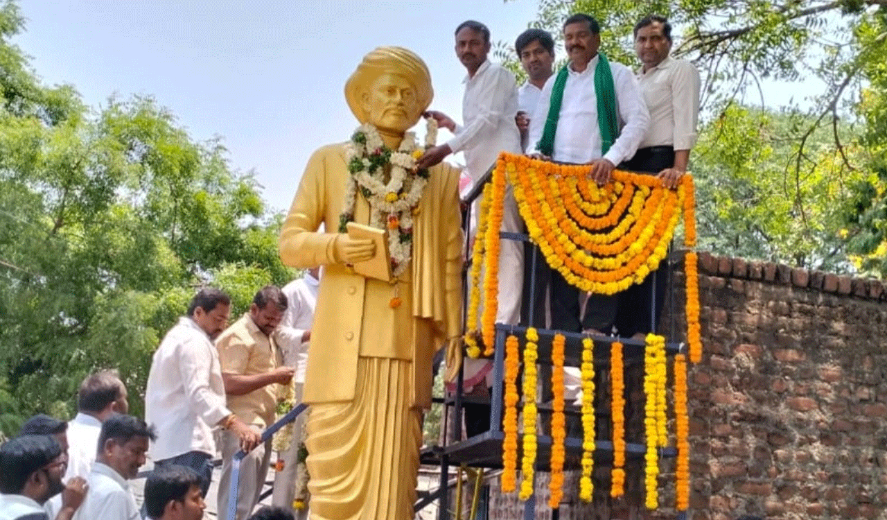 CHIGURUMAMIDI | ఘనంగా జ్యోతిబాపూలే జయంతి వేడుకలు