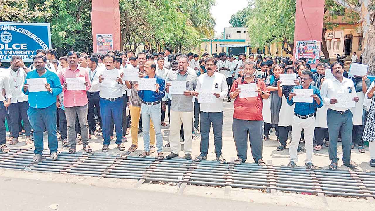 వర్సిటీల బంద్‌ విజయవంతం