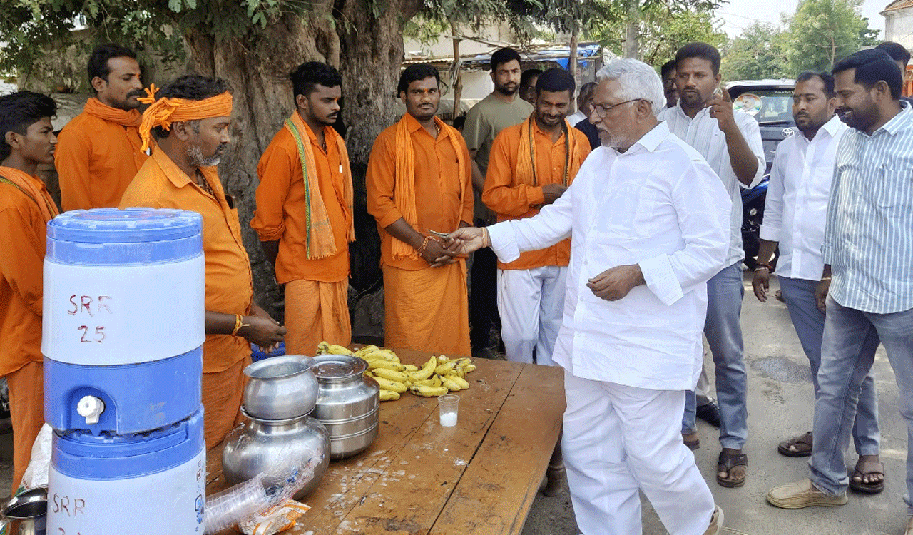 EX MLC JEEVAN REDDY | హనుమాన్ దీక్షాపరులకు మజ్జిగ, వాటర్, పండ్లు అందజేత