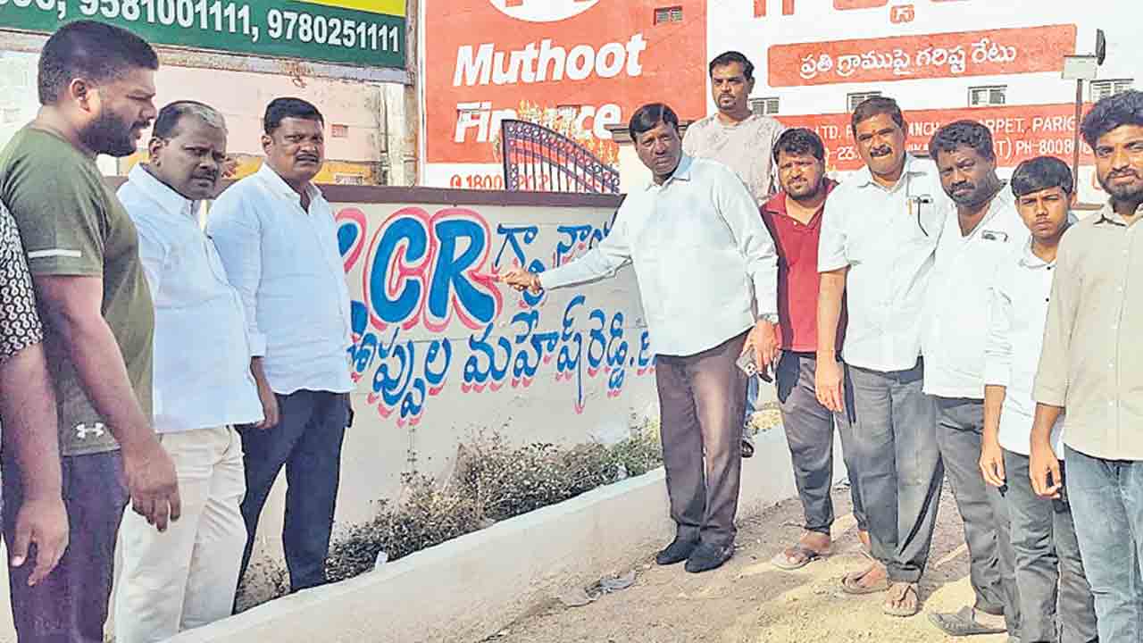 ప్రతి గ్రామంలోనూ వాల్‌ పెయింటింగ్‌లు వేయించాలి