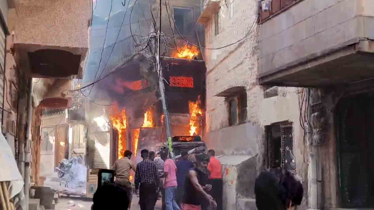 Jodhpur Cylinder Blast | గ్యాస్‌ సిలిండర్‌ పేలి ఇంట్లో మంటలు.. యువతిని రక్షించగా హిజాబ్‌  తెచ్చుకునేందుకు వెళ్లి మృతి