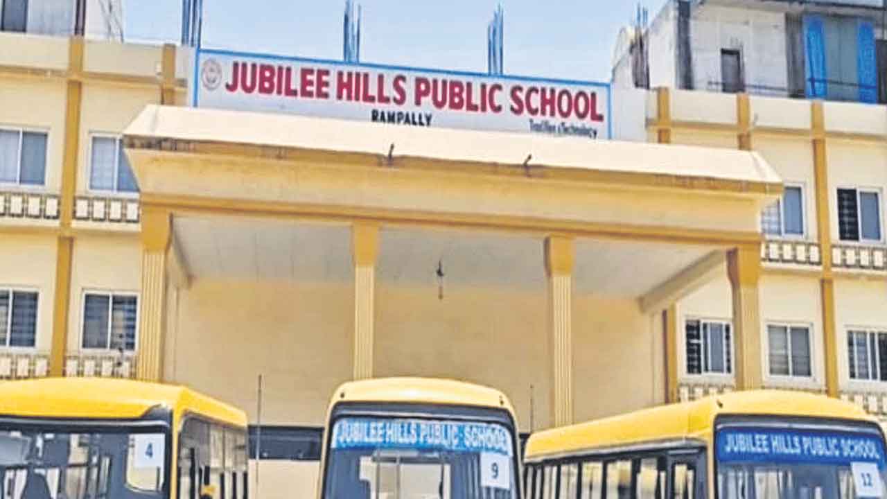 ఫీజు చెల్లించలేదని.. విద్యార్థులను బంధించారు