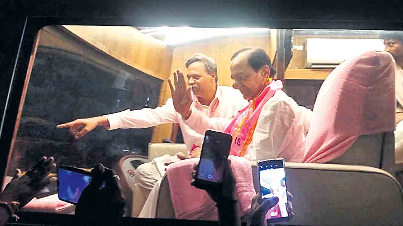 చేర్యాల మీదుగా ప్రయాణించిన కేసీఆర్‌