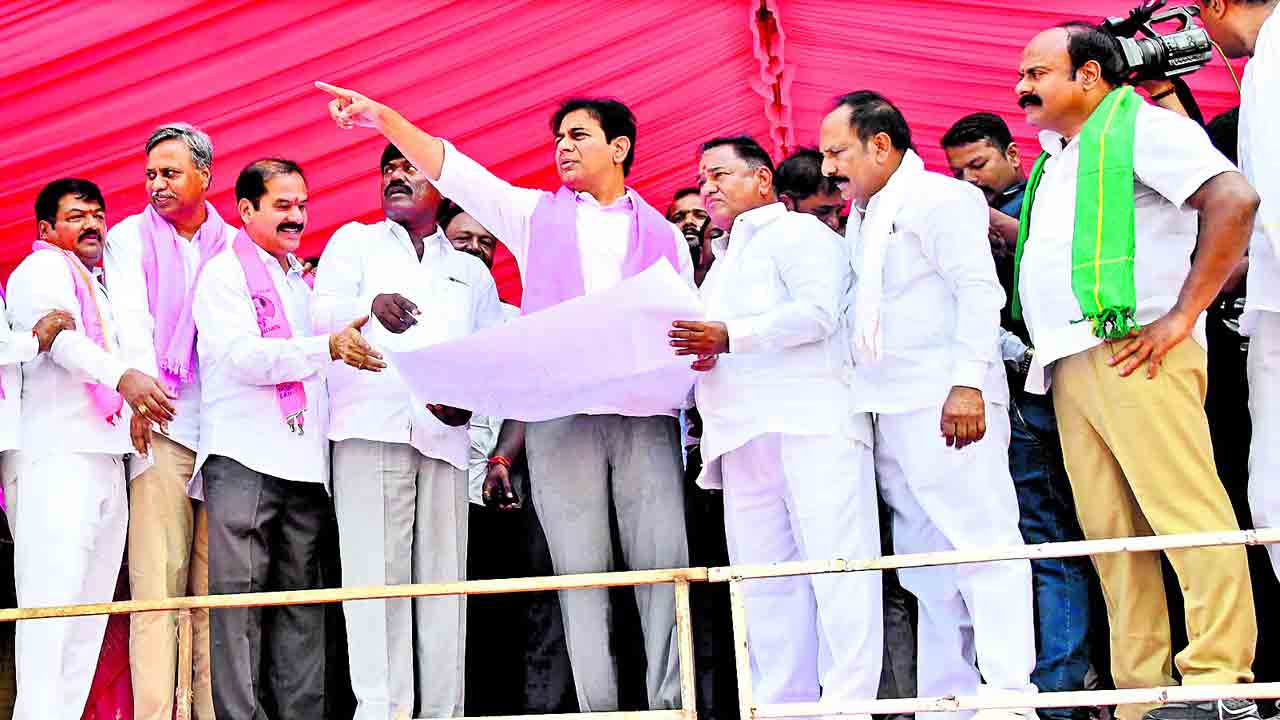 పరిశీలిస్తూ.. పర్యవక్షిస్తూ