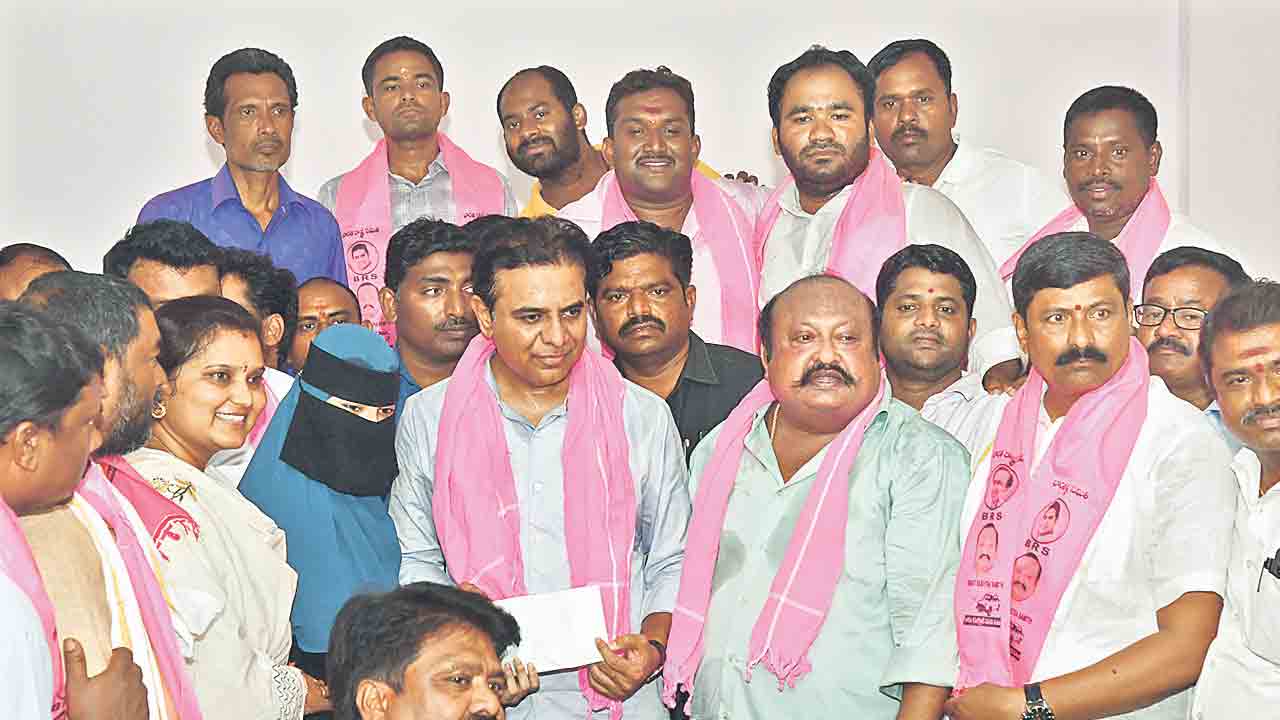 KTR | రూ.10 వేల కోట్ల రుణానికి.. కమీషన్‌ 170 కోట్లా!.. కాంగ్రెస్‌ సంచులు మోస్తే బీజేపీ చెప్పులు మోస్తున్నది: కేటీఆర్‌