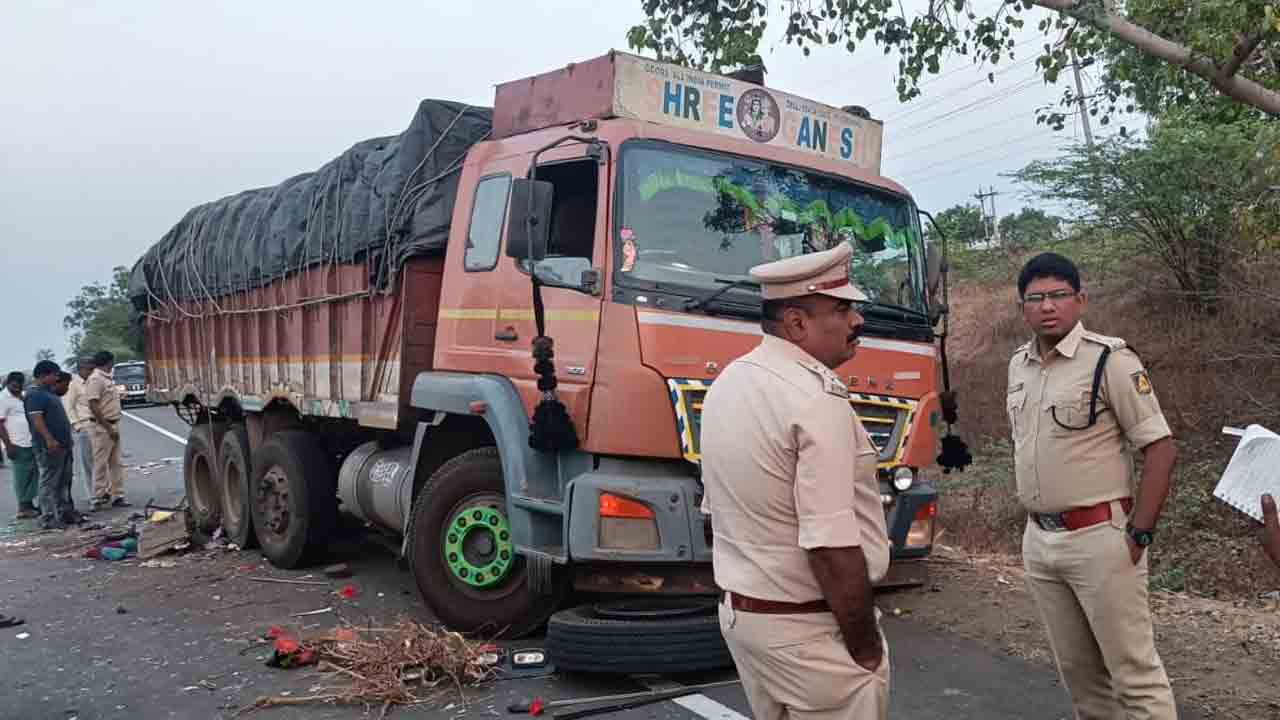 Kalaburagi | ఆగి ఉన్న ట్రక్కును ఢీ కొట్టిన వ్యాను.. ఐదుగురు మృతి