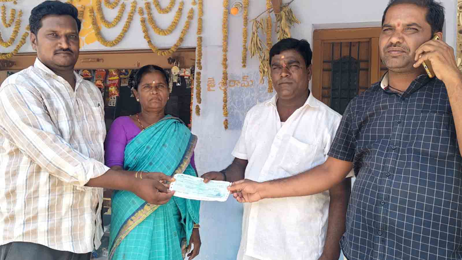 Kalyana lakshmi | నమస్తే తెలంగాణ కథనం ఎఫెక్ట్‌.. నేరుగా ఇంటికే కళ్యాణలక్ష్మి చెక్కులు