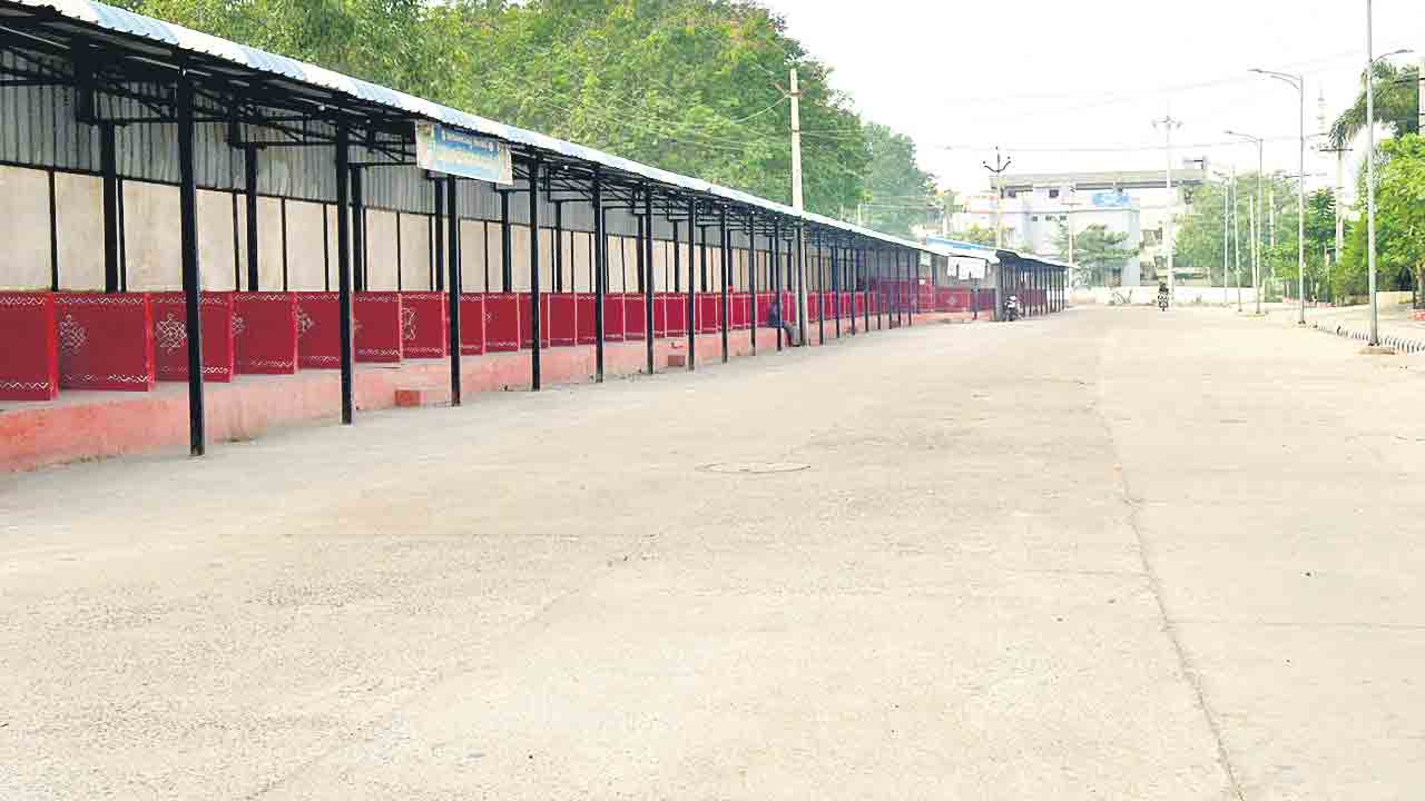 రూ.లక్షలు వ్యయం.. నిరుపయోగం