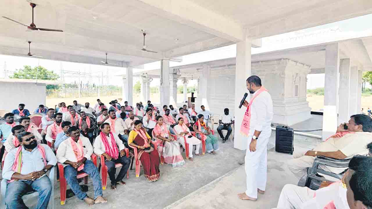 గులాబీదండు కదంతొక్కాలి