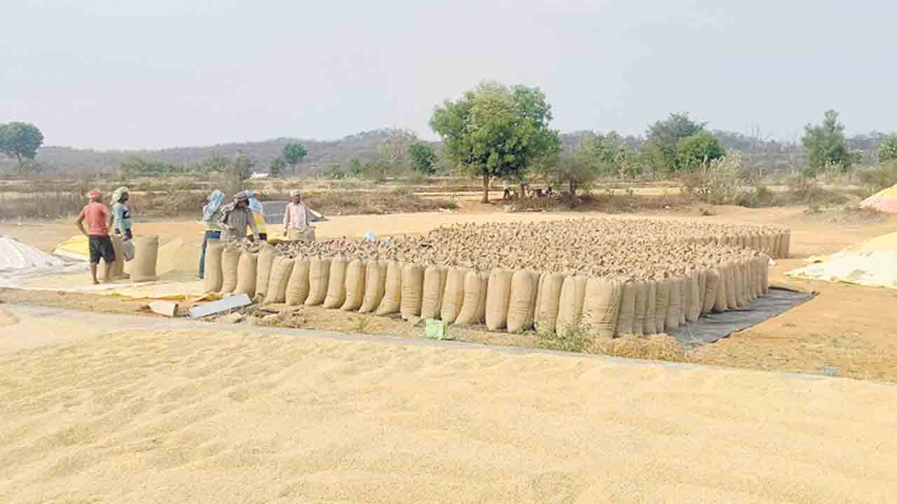 తూకం వేసినా.. కేంద్రాల్లోనే బస్తాలు