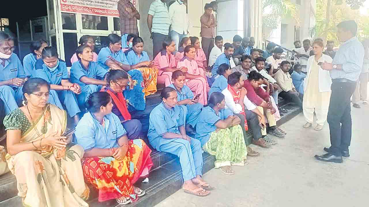 పెండింగ్‌ వేతనాలు ఇంకెప్పుడిస్తరు?