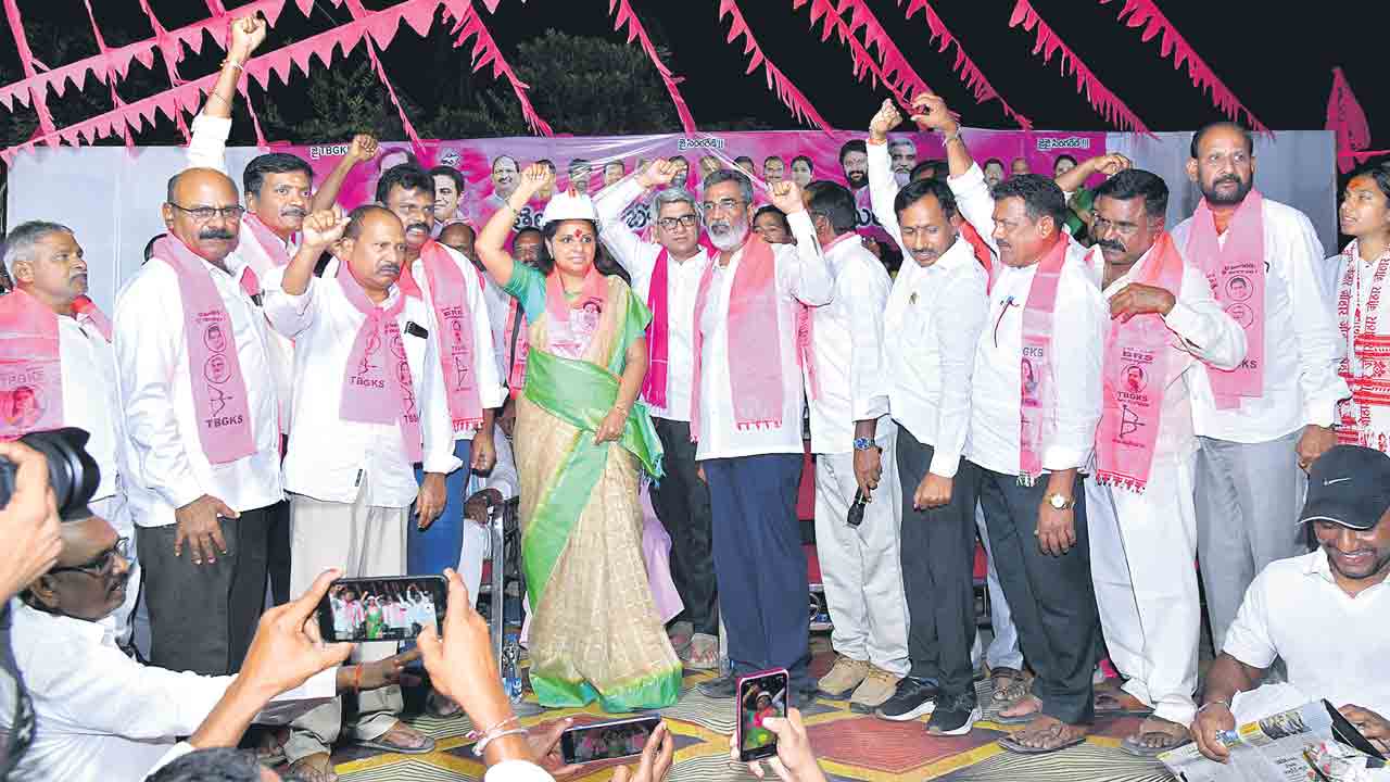 కార్మిక హక్కుల కోసం పిడికిలి బిగిద్దాం