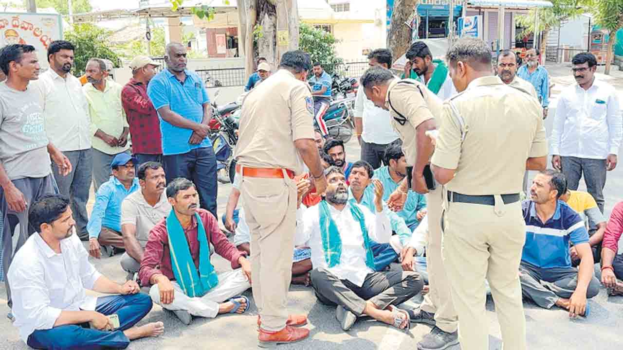 రోడ్డెక్కిన అన్నదాత