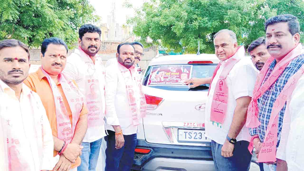 వాల్‌ రైటింగ్‌ రాసి..బైక్‌లపై ప్రచారం చేసి..