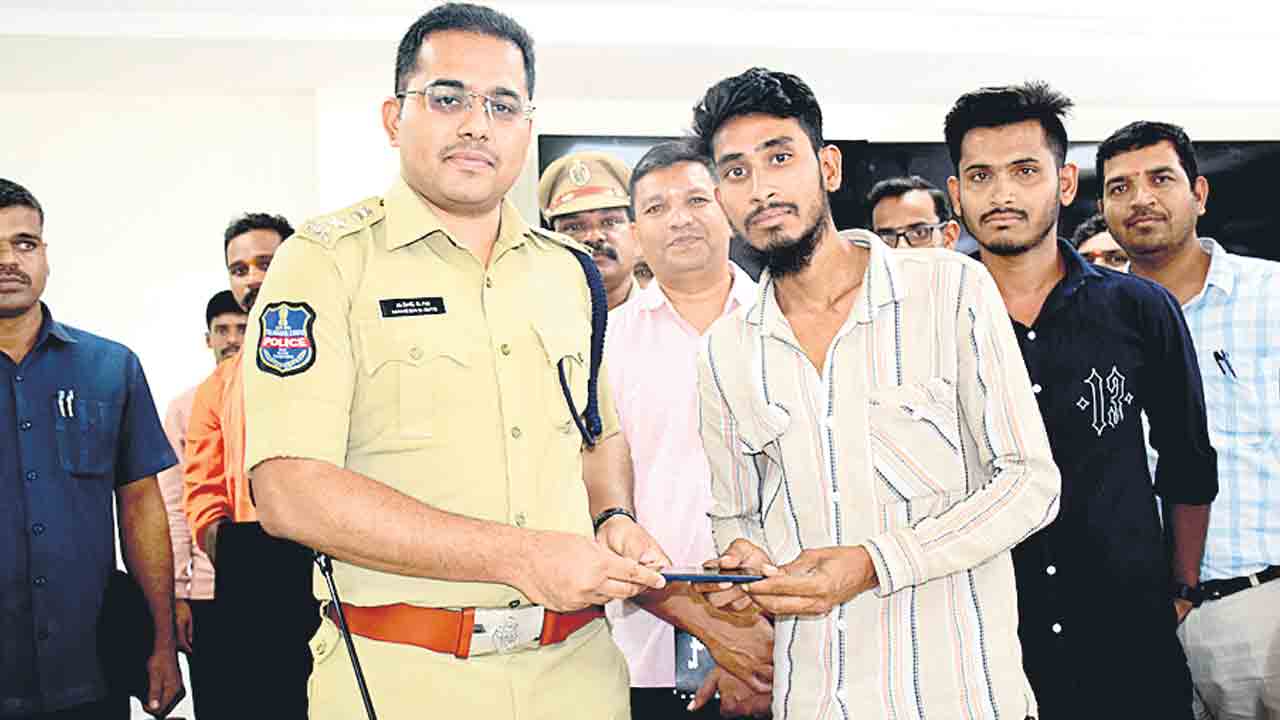 రూ.10 లక్షల విలువైన 100 సెల్‌ఫోన్లు రికవరీ