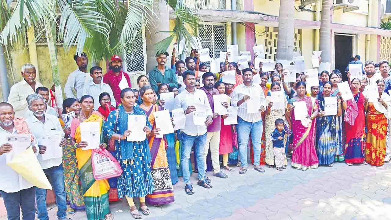 దళితబంధు కోసం కలెక్టరేట్‌కు..