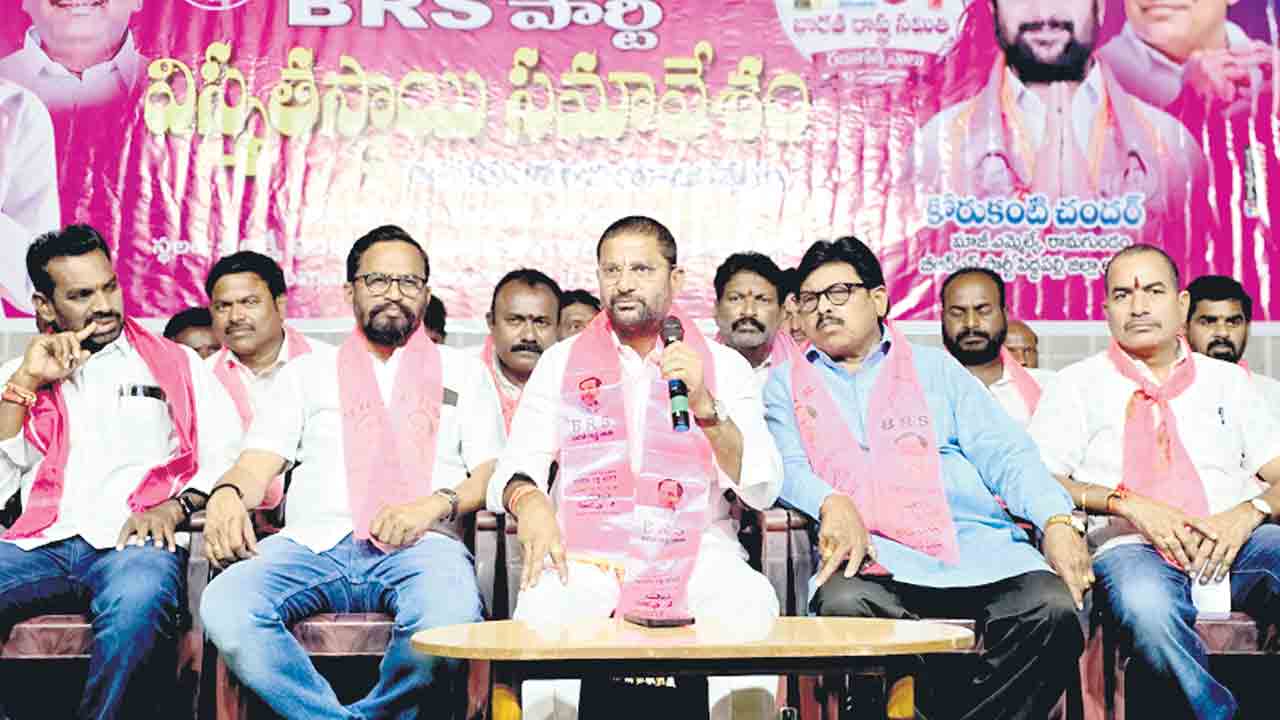 గులాబీ దండు కదం తొక్కాలి