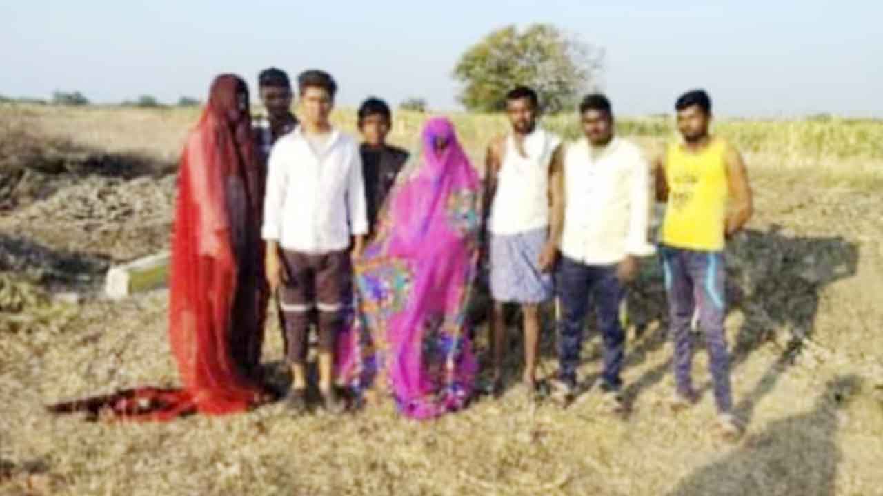 NREGA | ఉపాధి కూలీ కోసం..! మహిళల వేషం కట్టిన కూలీలు..!