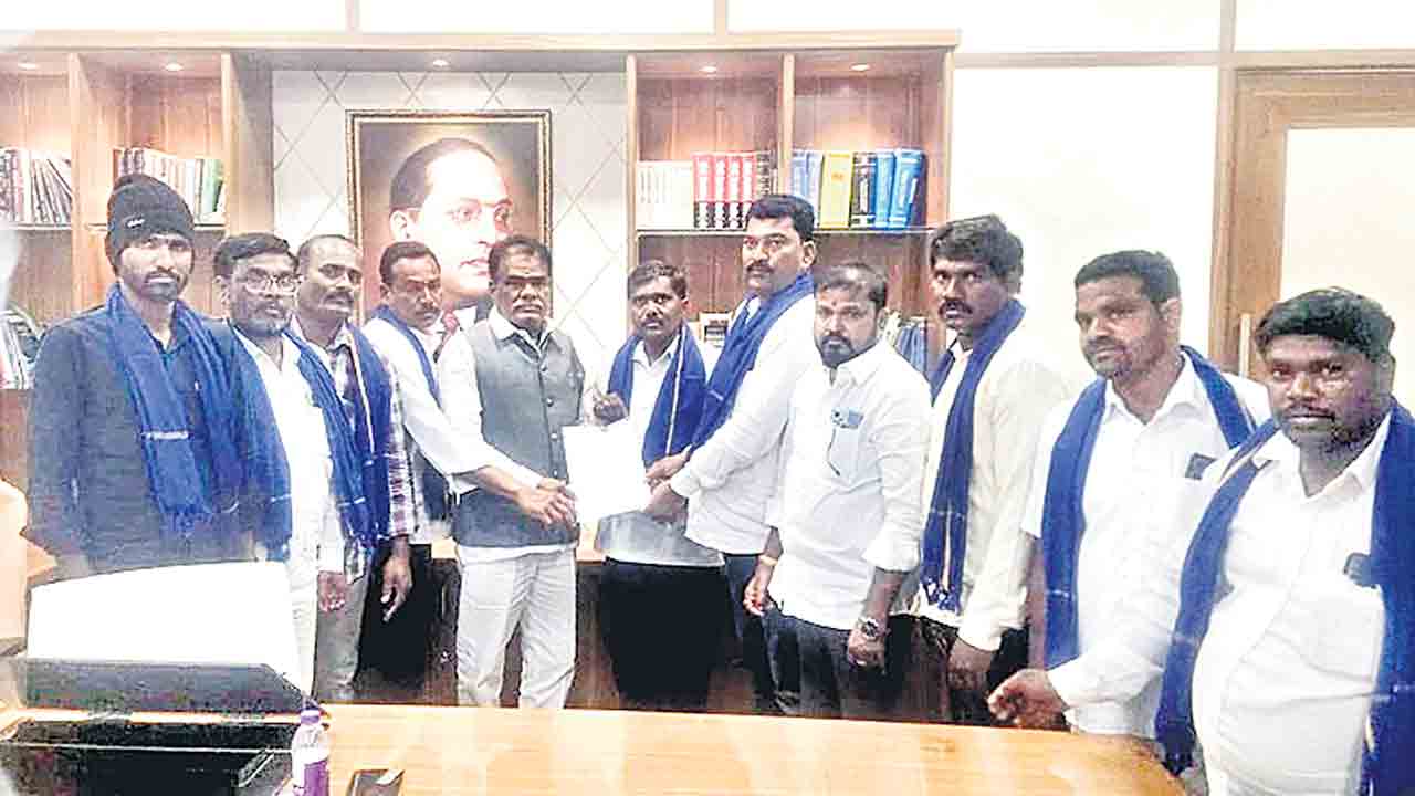 ఎల్లారెడ్డి సీఐపై ఎస్సీ, ఎస్టీ కమిషన్‌కు ఫిర్యాదు