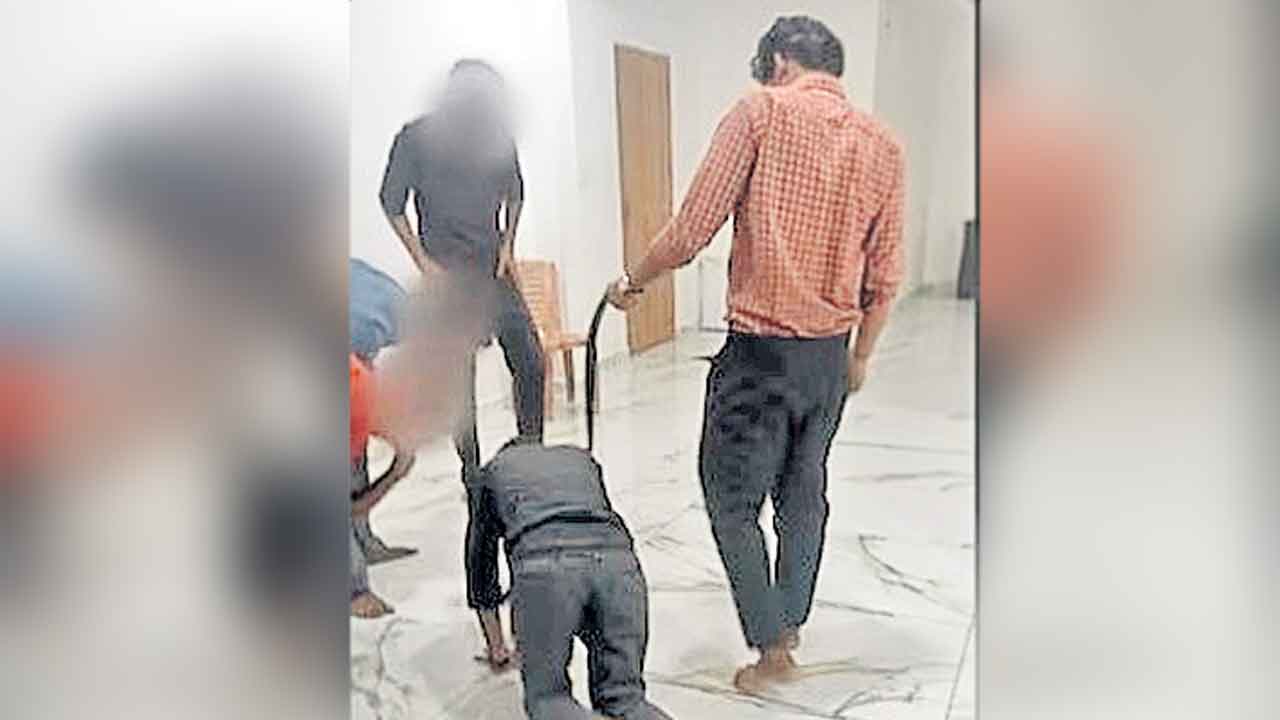 Kerala | కుక్కలా మోకాళ్లపై నడిపించి.. నాలుకతో నాణేలు తీయించి..