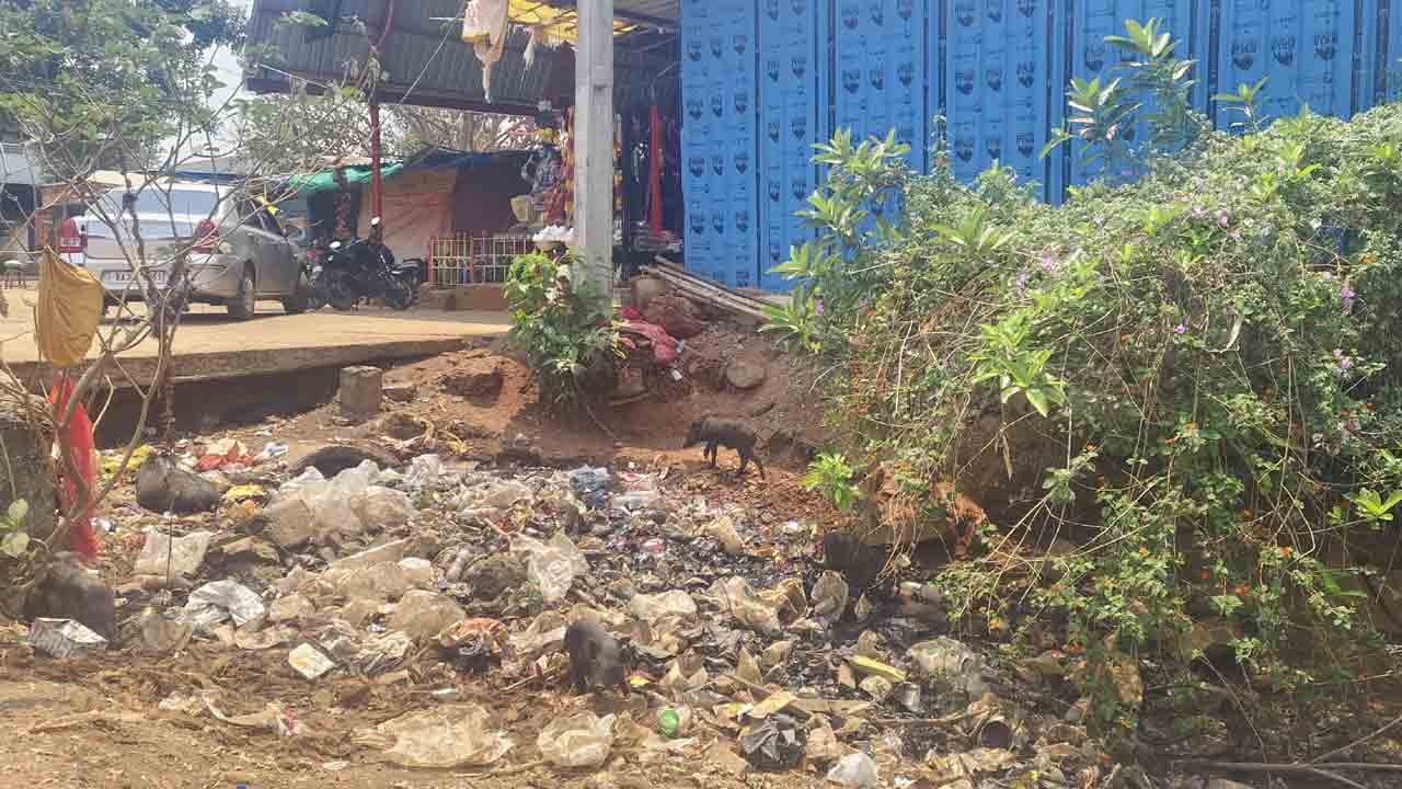 Ketaki Sangameshwara Swamy Temple | మురికి కూపంగా కేతకీ ఆలయ పరిసరాలు.. మంత్రి మాటంటే లెక్కే లేదు