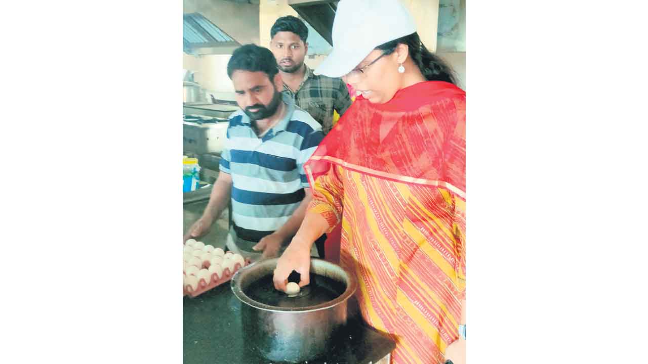 మెనూ ప్రకారం భోజనం అందించాలి