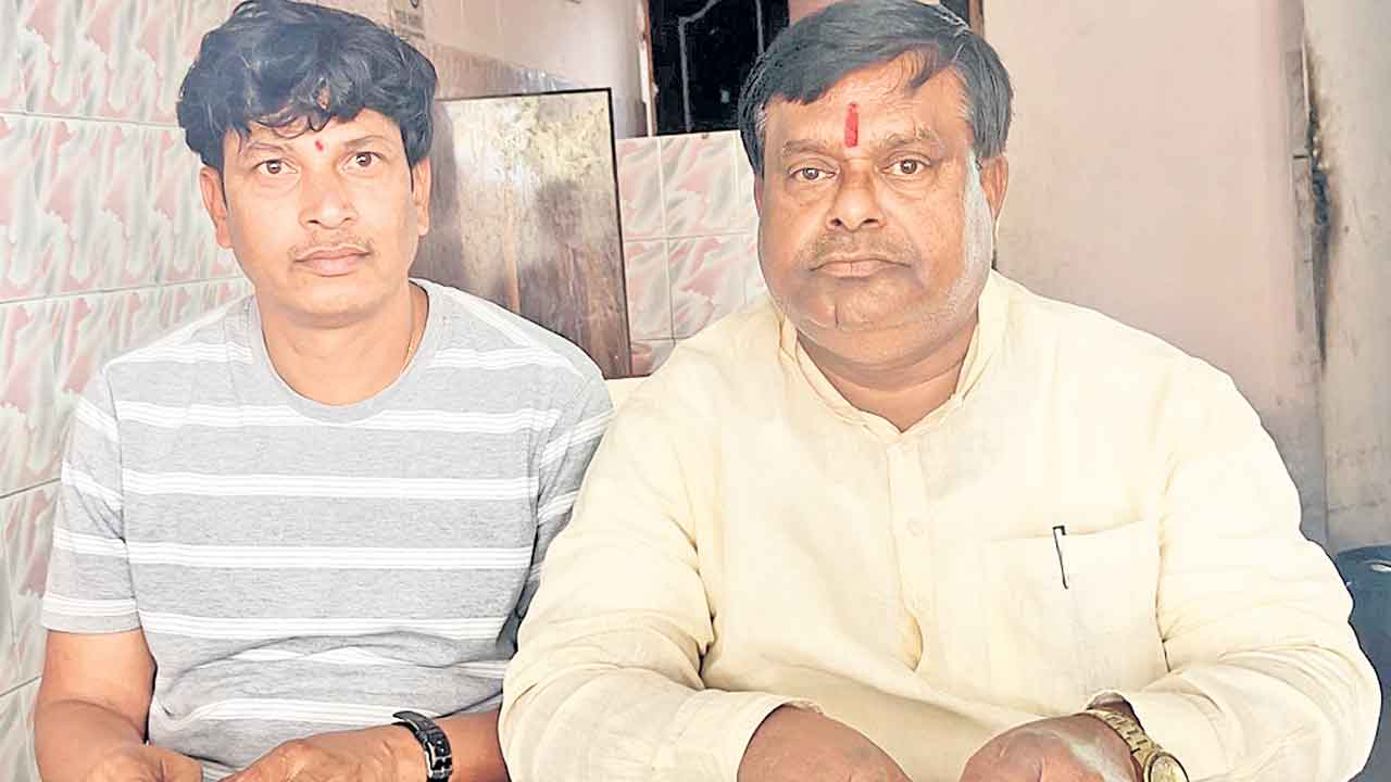 ఇంటికో ఉద్యోగం, ప్లాటు ఇవ్వాల్సిందే