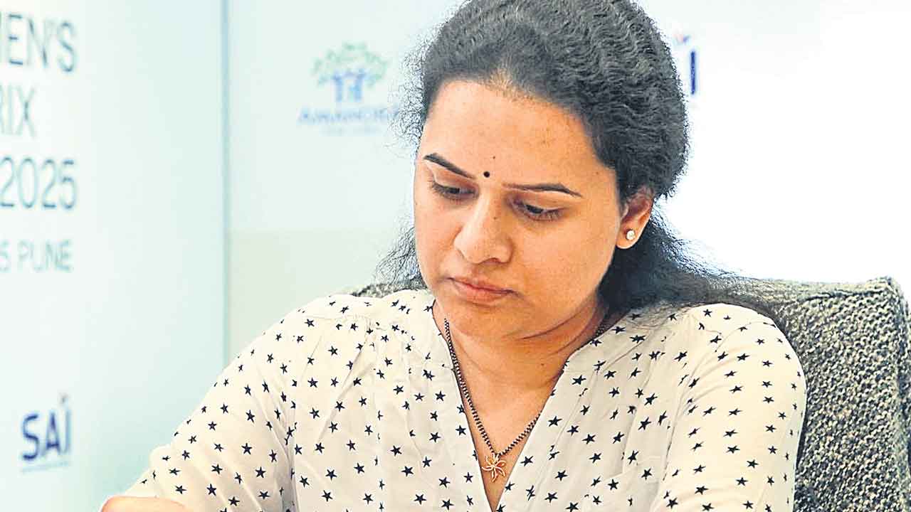 సంయుక్తంగా ఆధిక్యంలో హంపి, జినర్‌