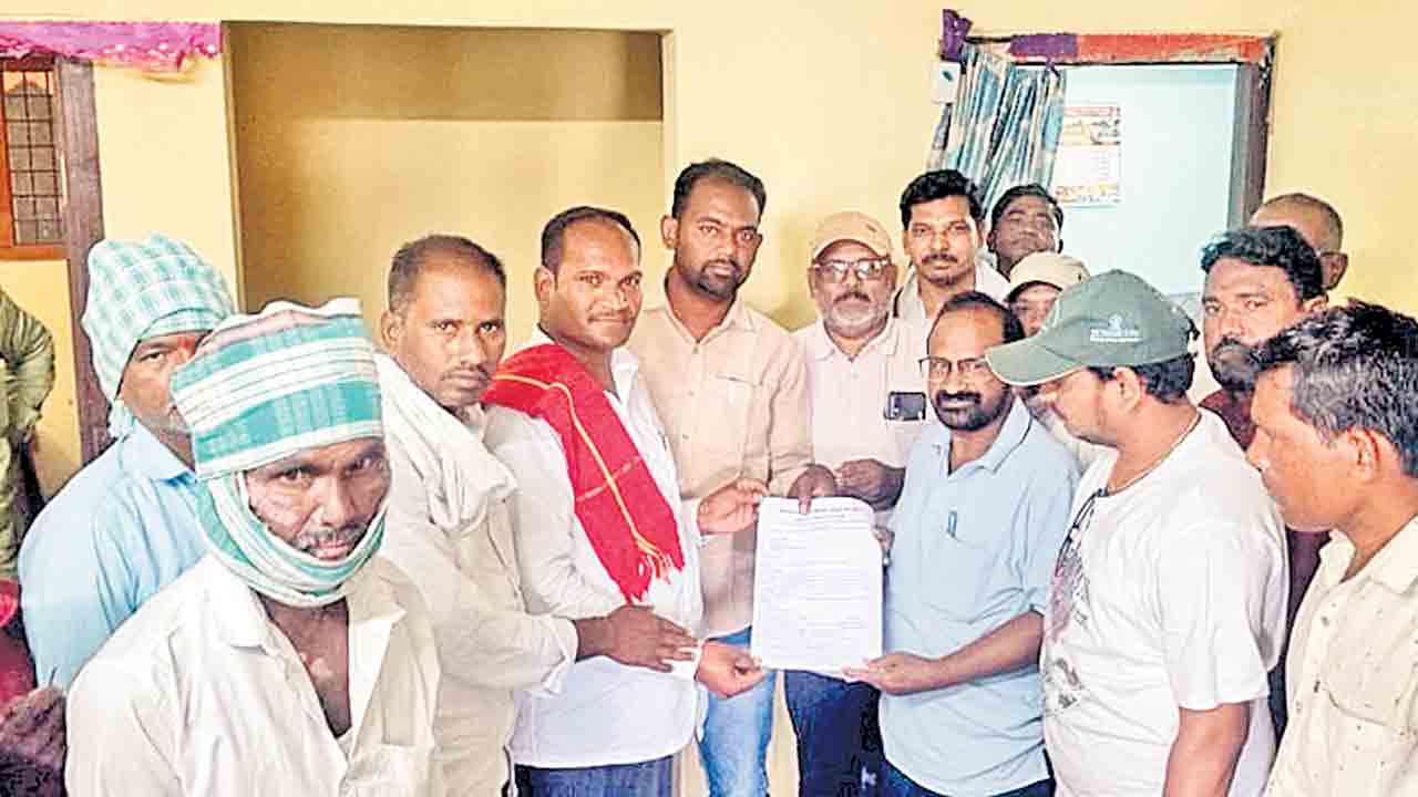 సాగునీటి కోసం ఈఈకి రైతుల వినతి