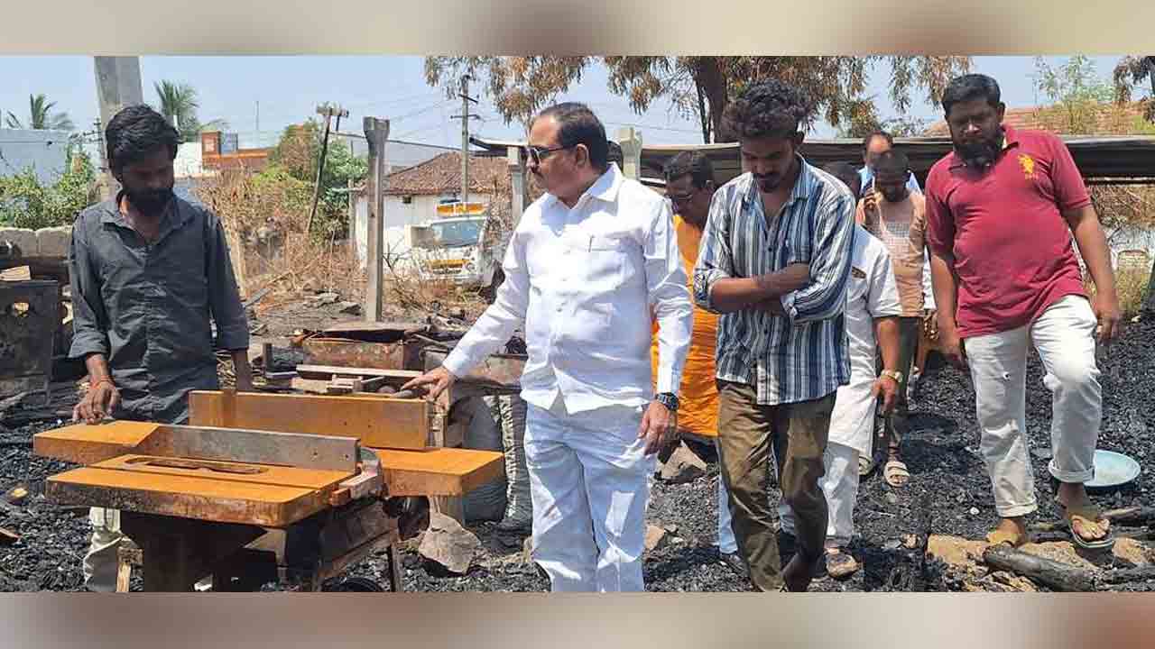 Praja Trust | షార్ట్‌ సర్క్యూట్‌తో దగ్ధమైన దుకాణాలను ప్రజాట్రస్ట్‌ ఆధ్వర్యంలో నిర్మిస్తా