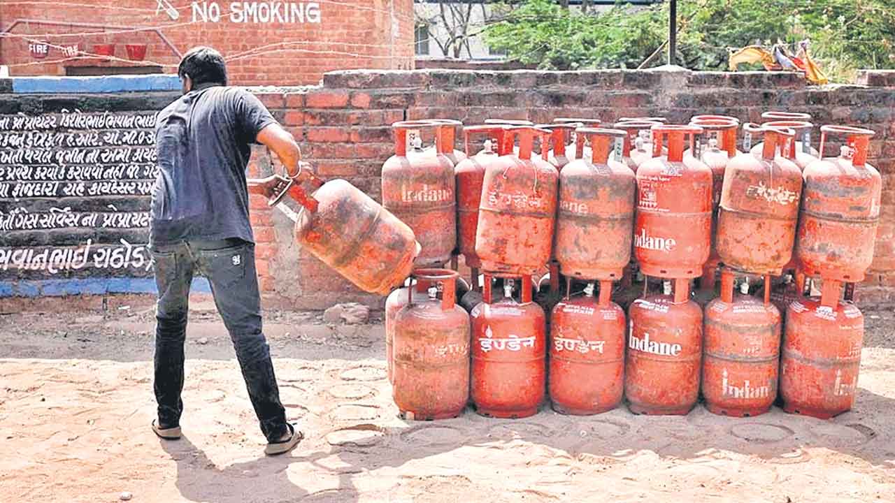 Gas Cylinder Price | సామాన్యుడిపై కేంద్రం పిడుగు.. డొమెస్టిక్‌ గ్యాస్‌ సిలిండర్‌పై 50 వడ్డింపు