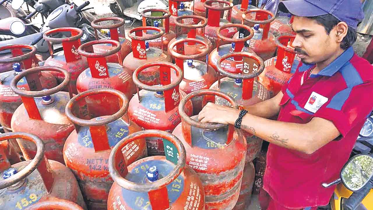 డిమాండ్లు పరిష్కరించకుంటే దేశవ్యాప్త సమ్మె