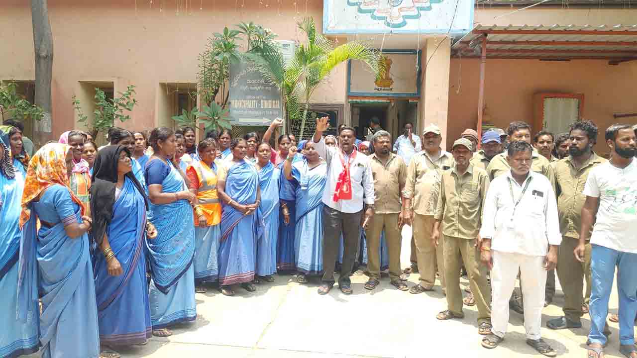 Labourers Protest | ఇప్పటివరకు జీతాలు ఇవ్వకపోవడం సిగ్గుచేటు.. దుండిగల్ మున్సిపాలిటీ ఎదుట కార్మికుల ఆందోళన