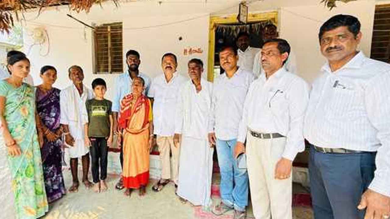 Kyama Mallesham | గొర్రెల కాపరికి ప్రభుత్వం నష్ట రిహారం చెల్లించాలి : క్యామ మల్లేశం