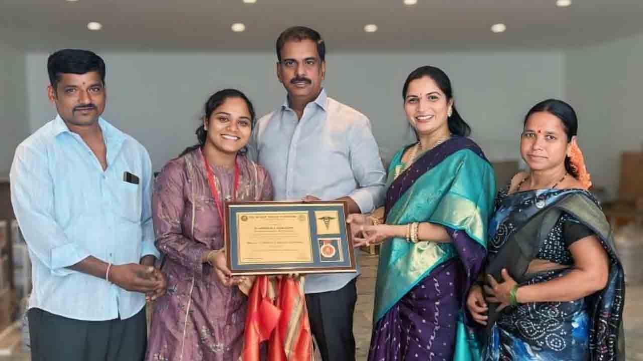 MBBS Student | ఎంబీబీఎస్ పూర్తి చేసిన గిరిజన విద్యార్థిని అభినందించిన మర్రి జనార్దన్ రెడ్డి దంపతులు