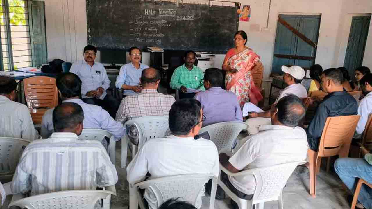 Summer Vacations | వేసవి సెలవుల్లో విద్యార్థులు తీసుకోవాల్సిన జాగ్రత్తలను వివరించాలి : ఎంఈవో విష్ణు