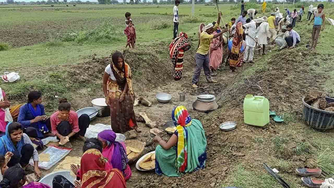 ఉపాధి వేతనాల చెల్లింపులో ఇంత జాప్యమా?