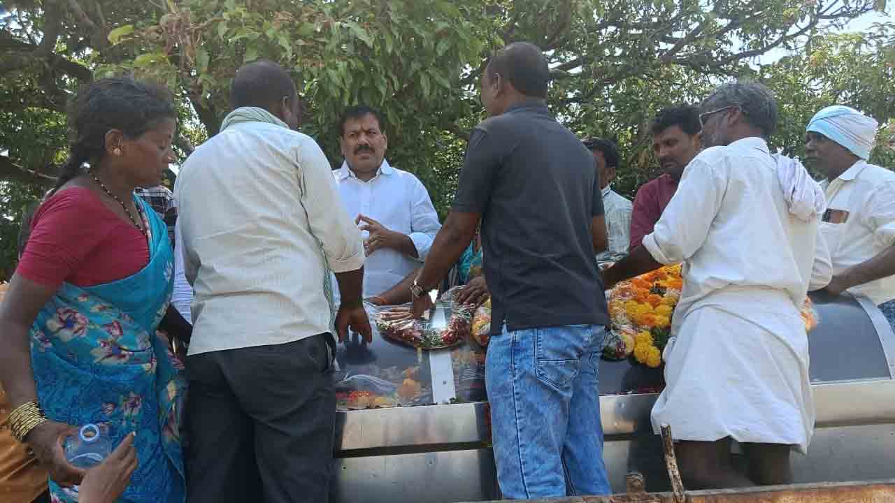 Nursing Student | నర్సింగ్ విద్యార్థిని మానిషాశ్రీ కుటుంబాన్ని పరామర్శించిన మాజీ ఎమ్మెల్యే బీరం