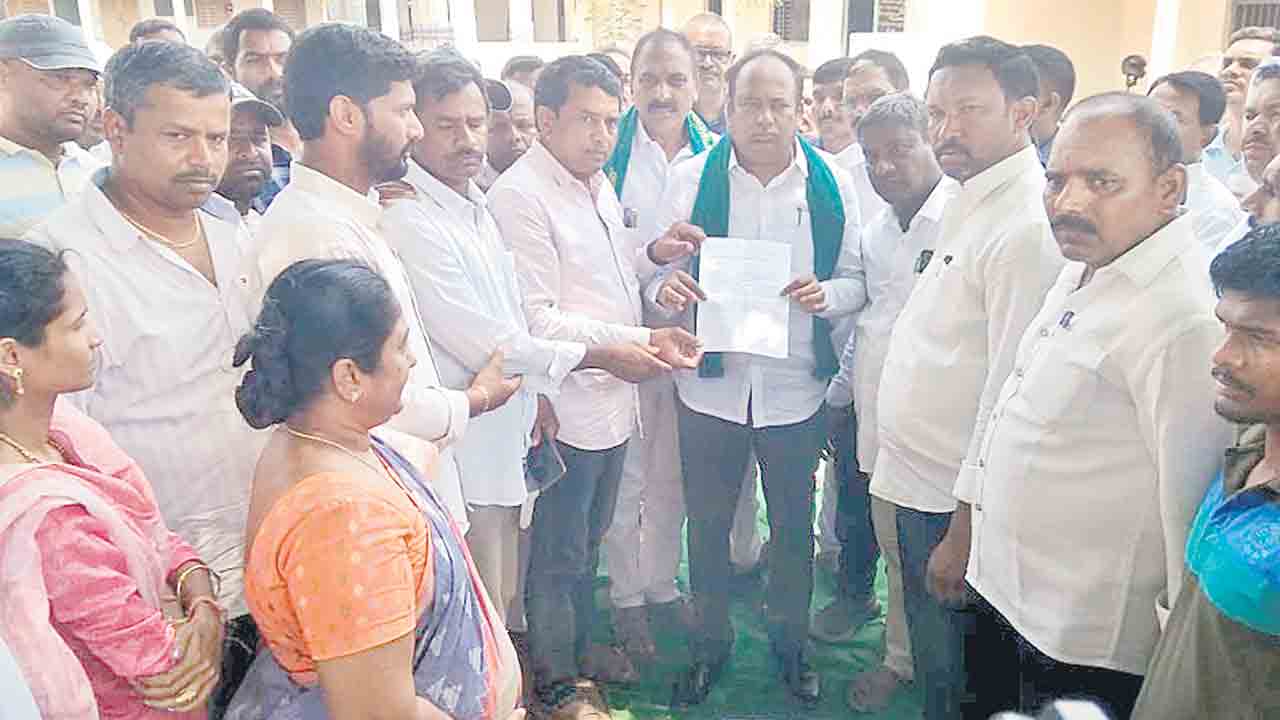 ఎయిర్‌పోర్టు కోసం భూములివ్వలేం..