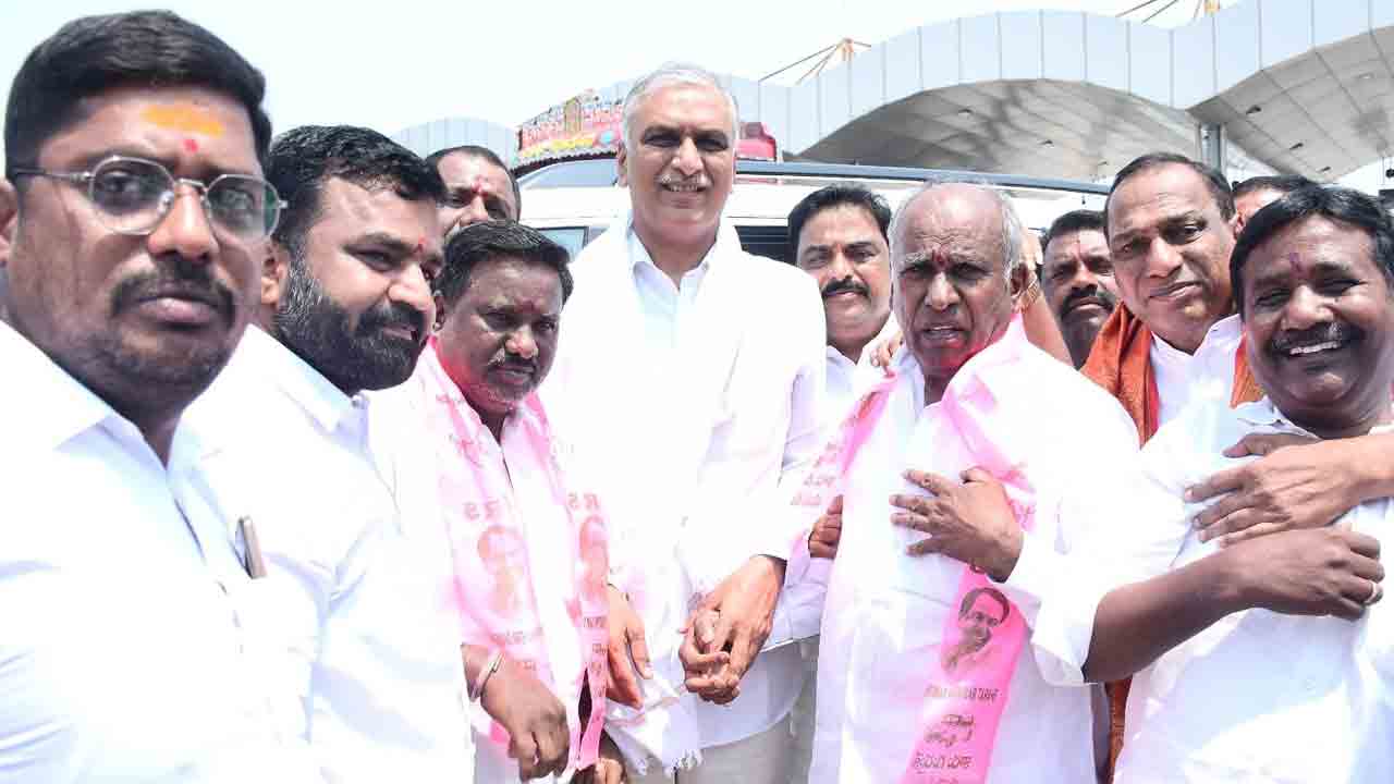 MLA Harish Rao | హరీష్‌రావు సమక్షంలో బీఆర్‌ఎస్‌లో చేరిన మాజీ సర్పంచ్‌ కొంతం వెంకట్‌రెడ్డి