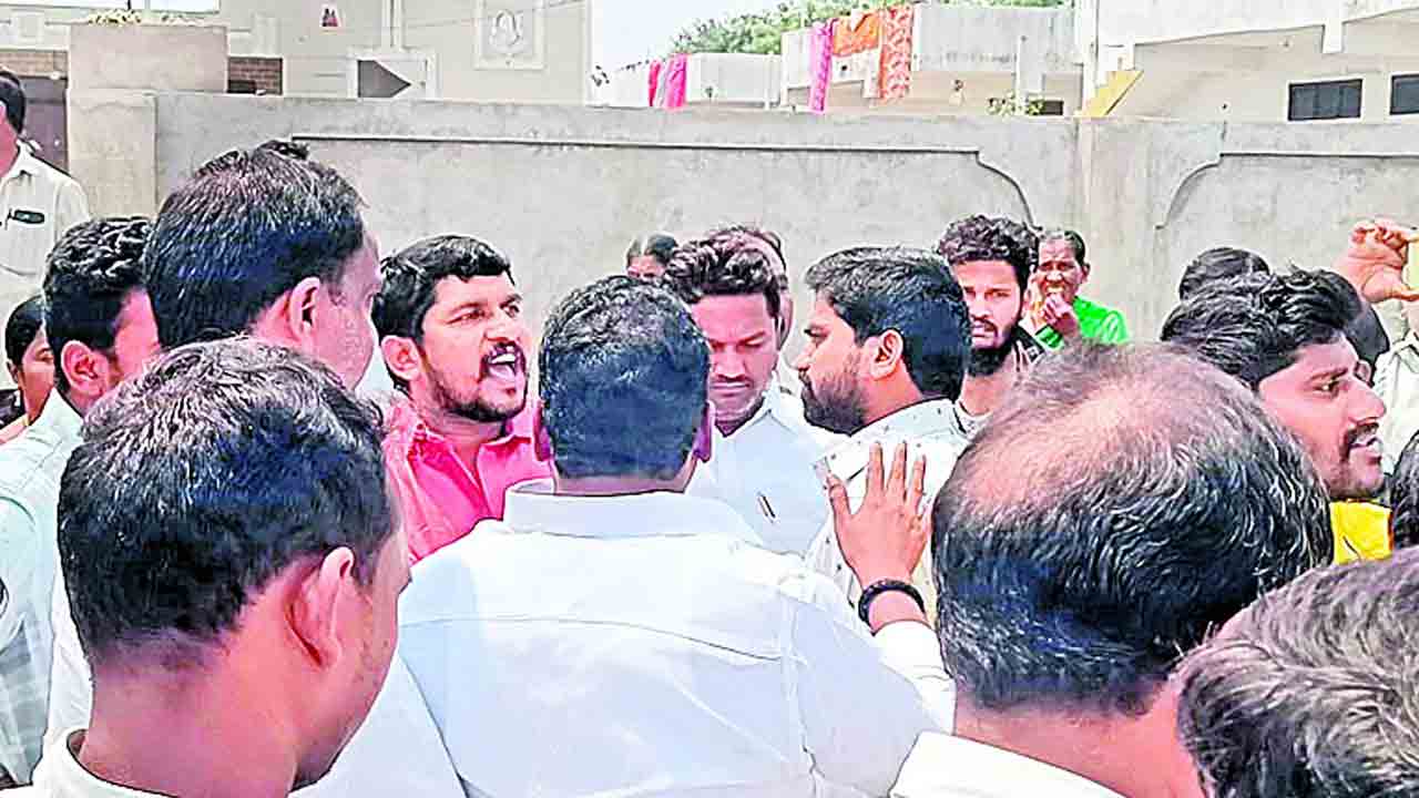 ఎమ్మెల్యేను అడ్డుకున్న ఇసుక కూలీలు