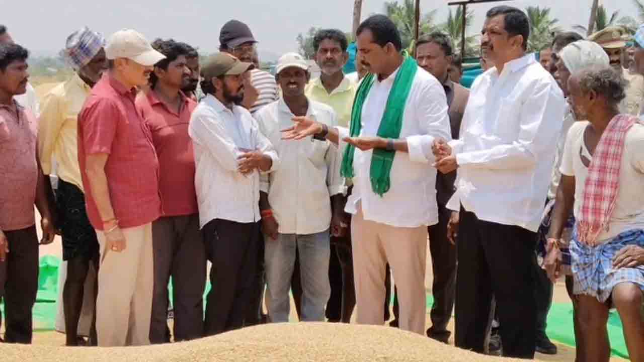 MLA Megha Reddy | తేమశాతం పేరుతో రైతులను సతాయిస్తే ఊరుకునేది లేదు : ఎమ్మెల్యే మేఘారెడ్డి