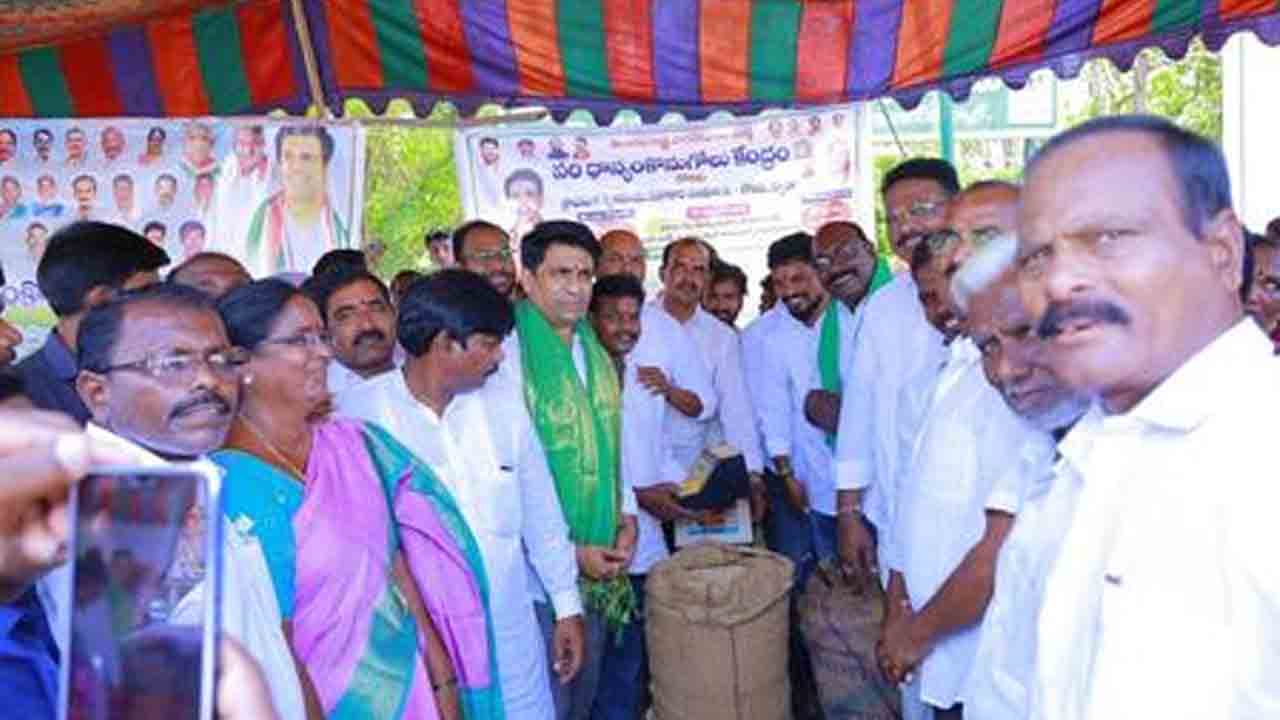 MLA Rajesh Reddy | కొనుగోలు కేంద్రం వద్ద గన్నీ బ్యాగుల కొరత రాకుండా చూడాలి : ఎమ్మెల్యే రాజేష్‌రెడ్డి