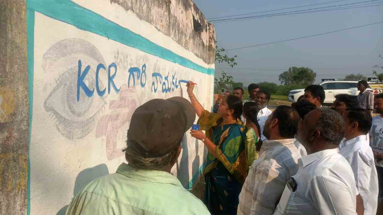 MLA Sunitha Lakshma Reddy | బీఆర్‌ఎస్‌ రజతోత్సవ సభ కోసం.. ఎమ్మెల్యే సునీతా లక్ష్మారెడ్డి వాల్‌ రైటింగ్‌