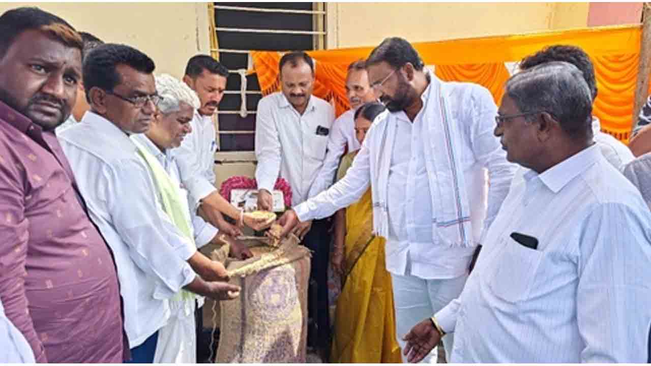 MLA Vakiti Srihari | వరి ధాన్యం కొనుగోలు కేంద్రాన్ని ప్రారంభించిన ఎమ్మెల్యే వాకిటి శ్రీహరి